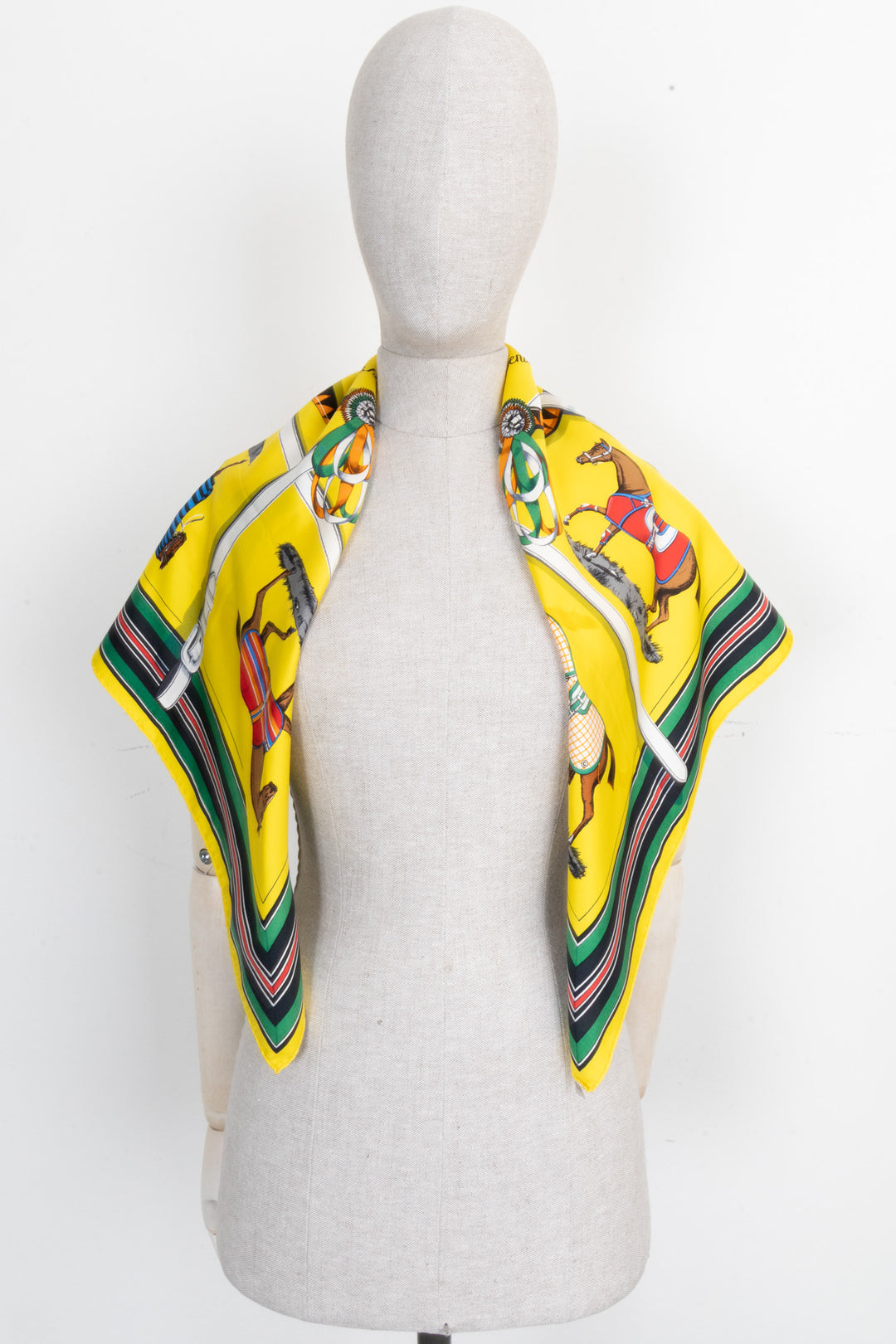 HERMÈS Couvertures Et Tenues De Jour Carré 90 Soie Jaune