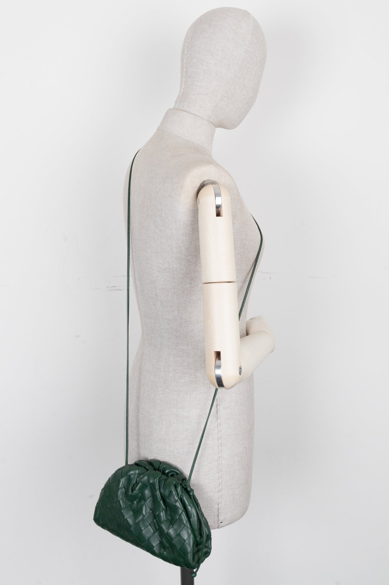 BOTTEGA VENETA The Pouch ミニ グリーン BOTTEGA VENETA The Mini Pouch Intrecciato Green – REAWAKE