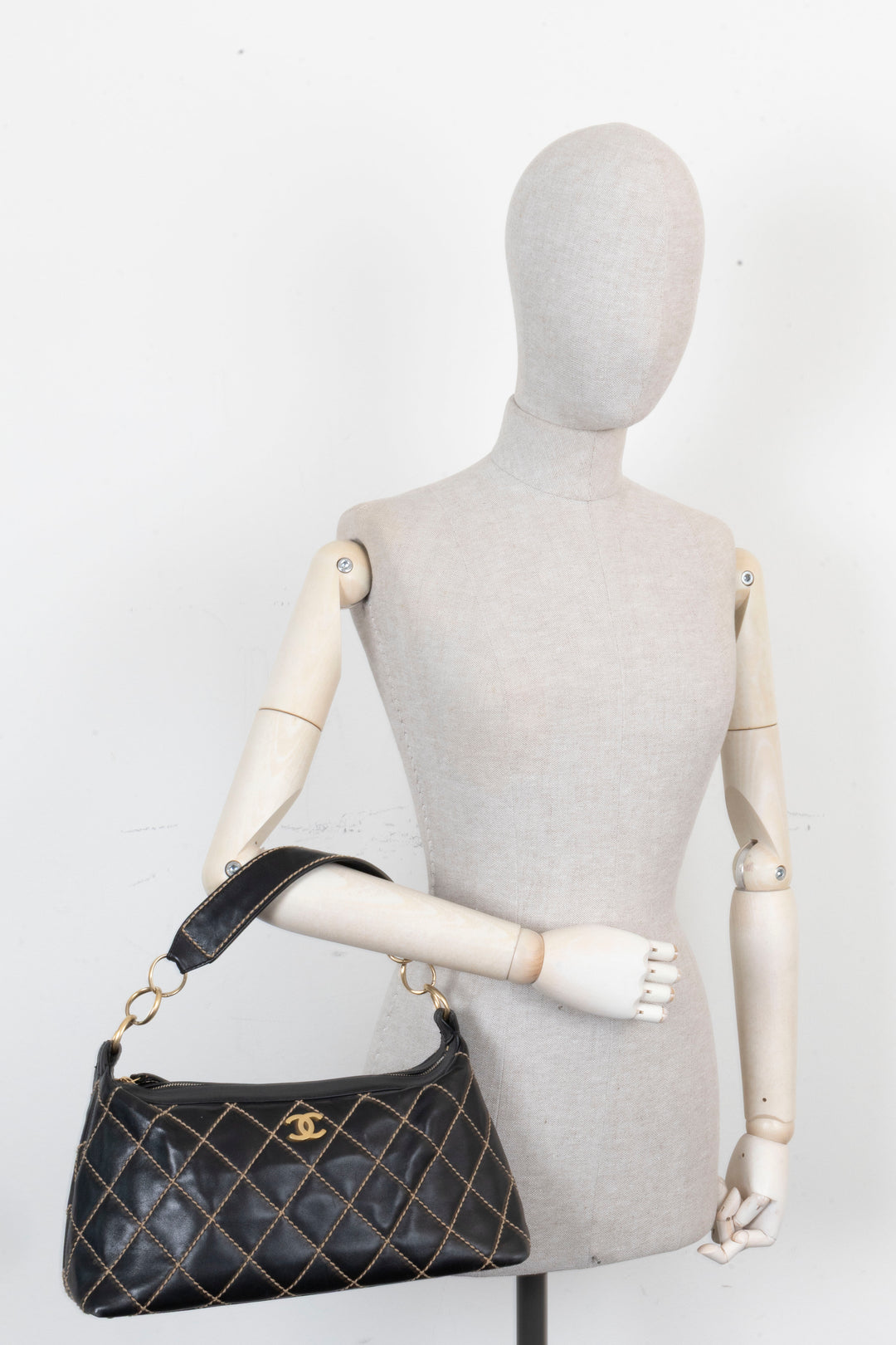 Sac bandoulière CHANEL Surpique CC en cuir noir