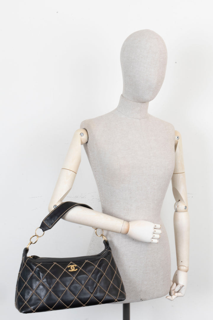 Sac bandoulière CHANEL Surpique CC en cuir noir