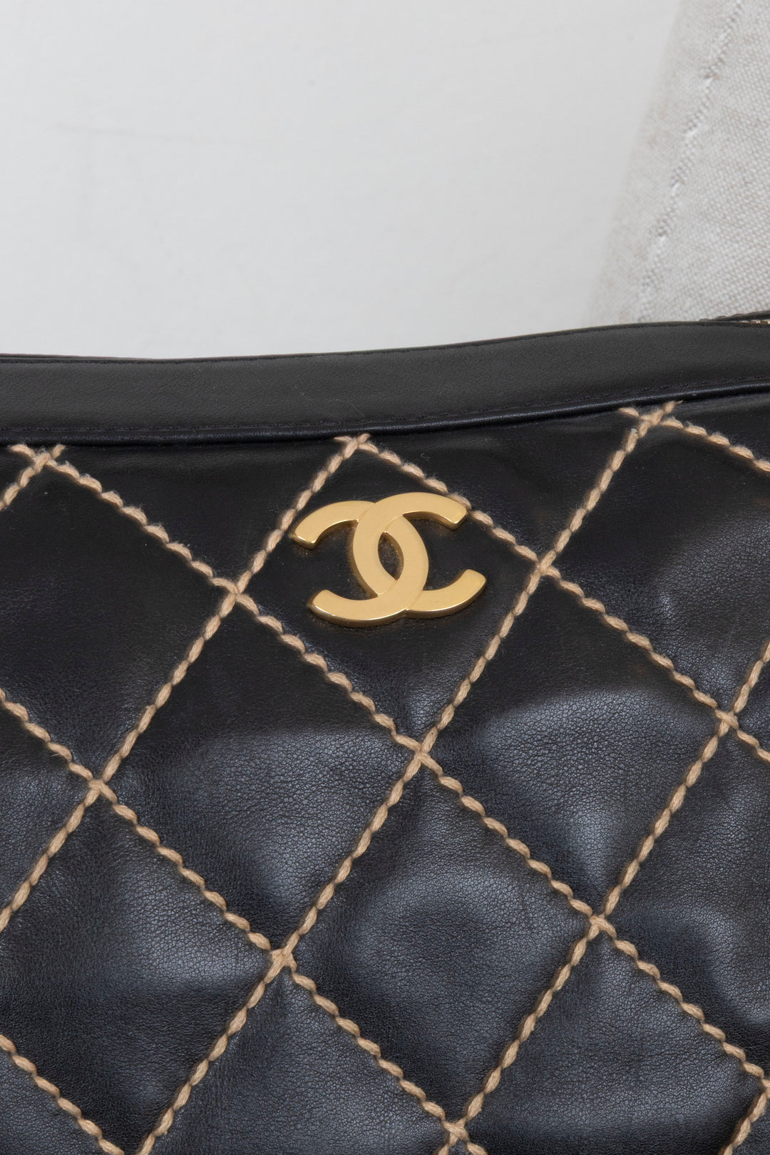 Sac bandoulière CHANEL Surpique CC en cuir noir