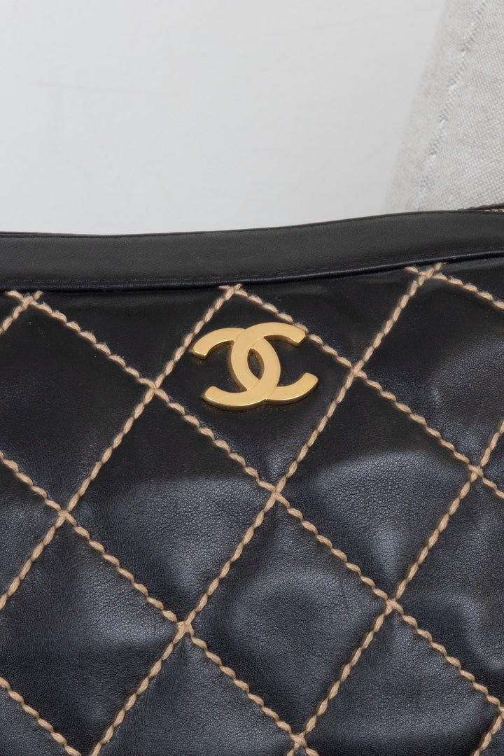 Sac bandoulière CHANEL Surpique CC en cuir noir