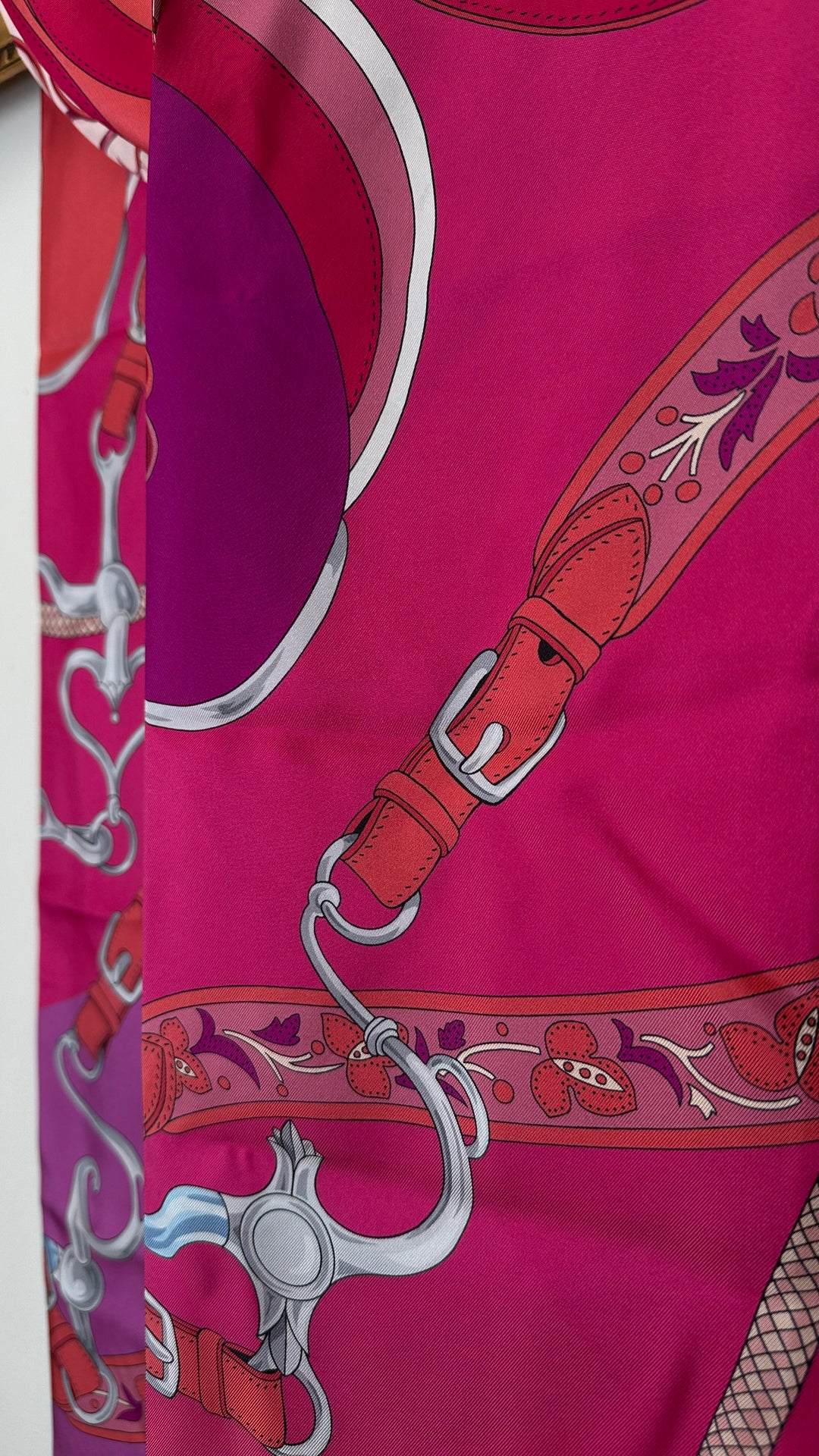 HERMÈS Amazon Festival Maxi Twilly Fuchsia