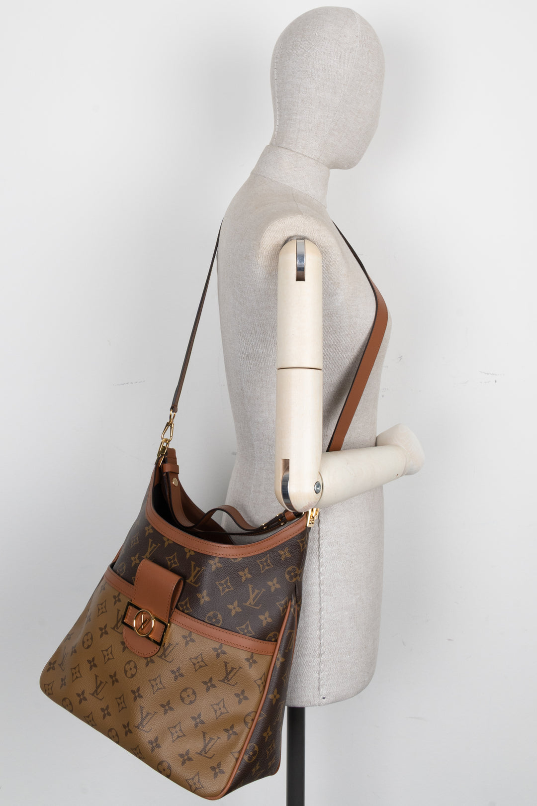 LOUIS VUITTON  Dauphine Hobo MM MNG Bag