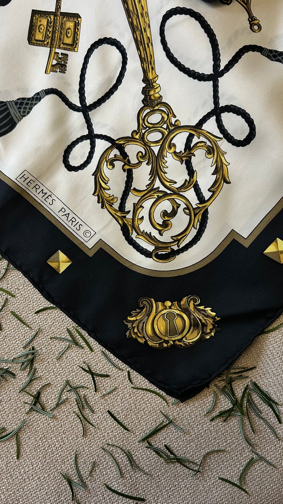 HERMÈS Les Cles 90 Carre Silk Black Gold