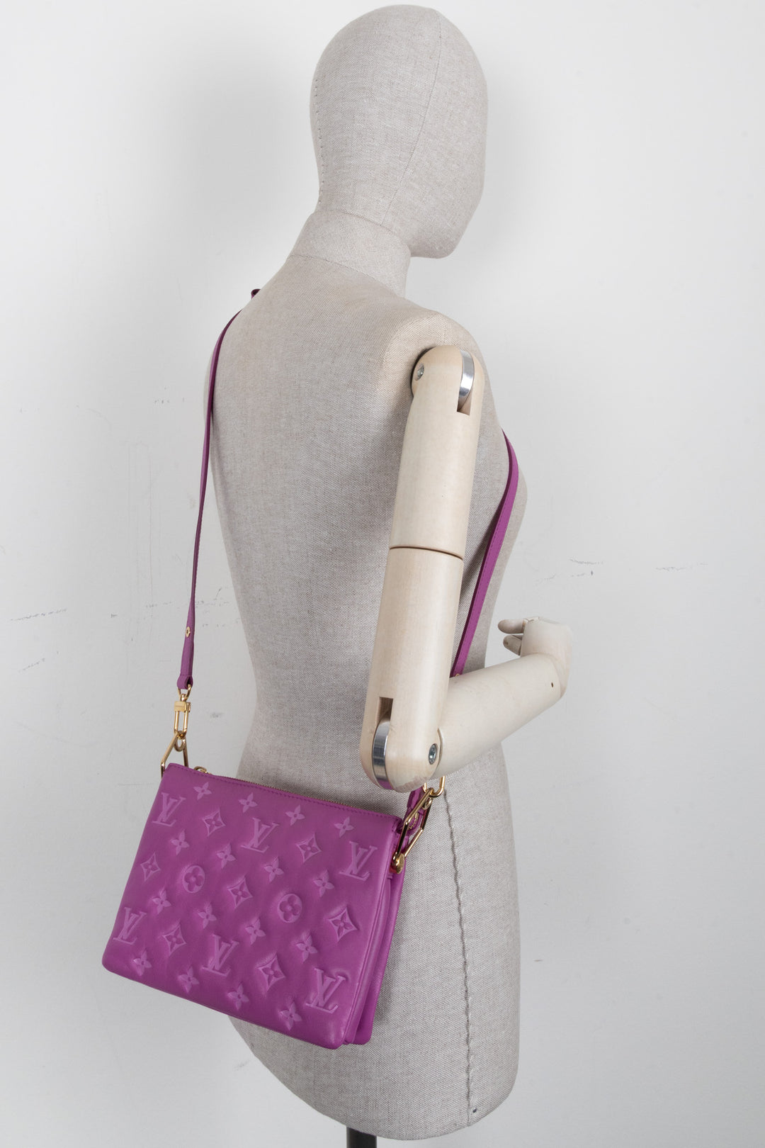 Sac bandoulière LOUIS VUITTON Coussin BB Fuchsia