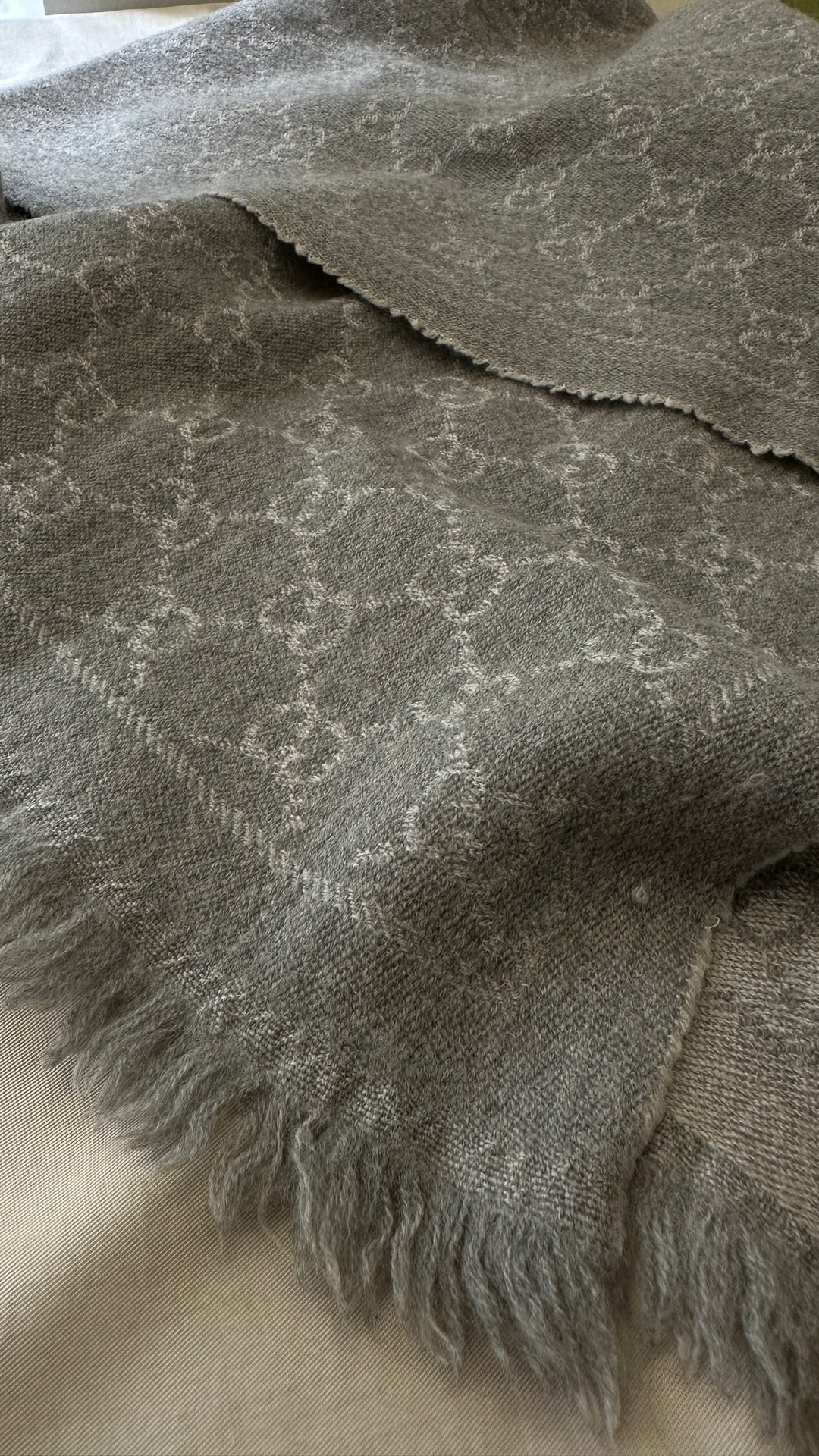 GUCCI Reversible GG Scarf Grey
