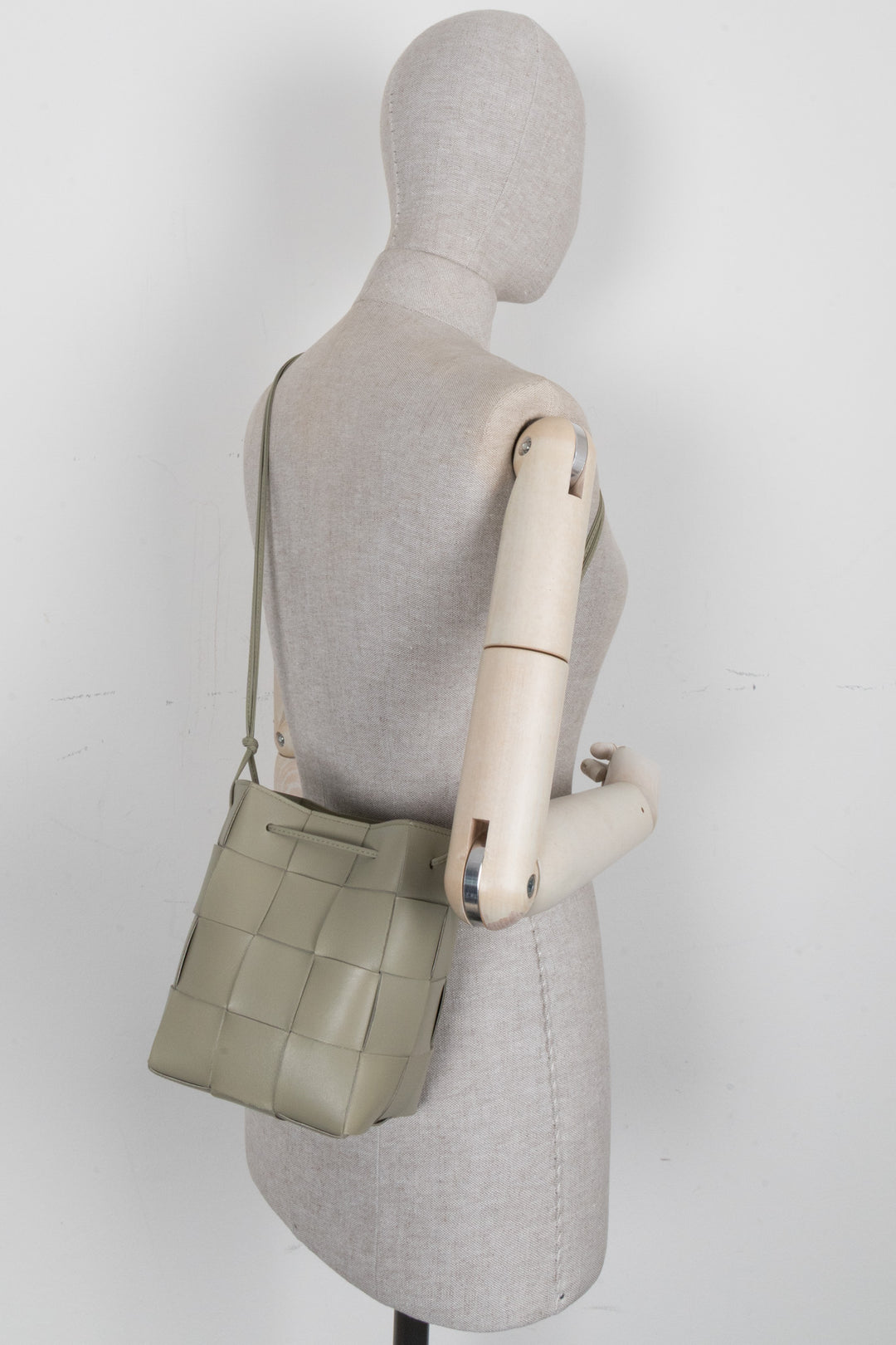 BOTTEGA VENETA Sac seau Cassette petit Intrecciato Sauge