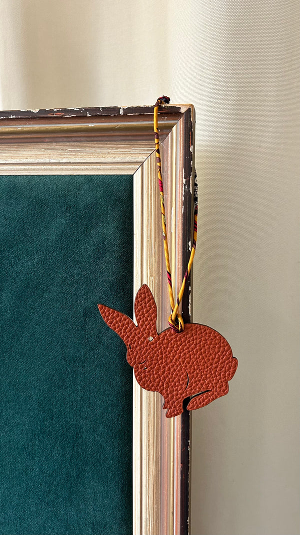 HERMÈS Petit H Breloque Lapin Cuir Marron Étoupe