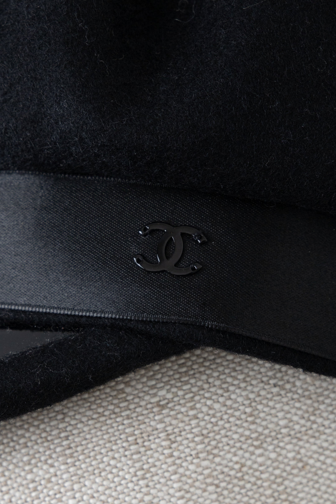 Béret CHANEL en satin noir avec nœud CC