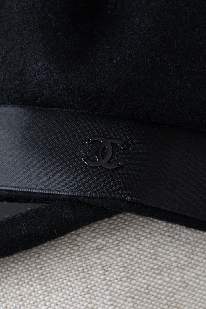 Béret CHANEL en satin noir avec nœud CC