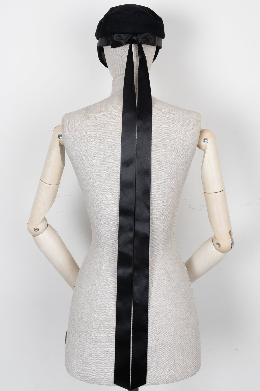 Béret CHANEL en satin noir avec nœud CC