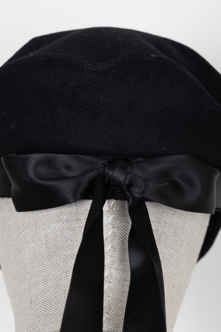 Béret CHANEL en satin noir avec nœud CC
