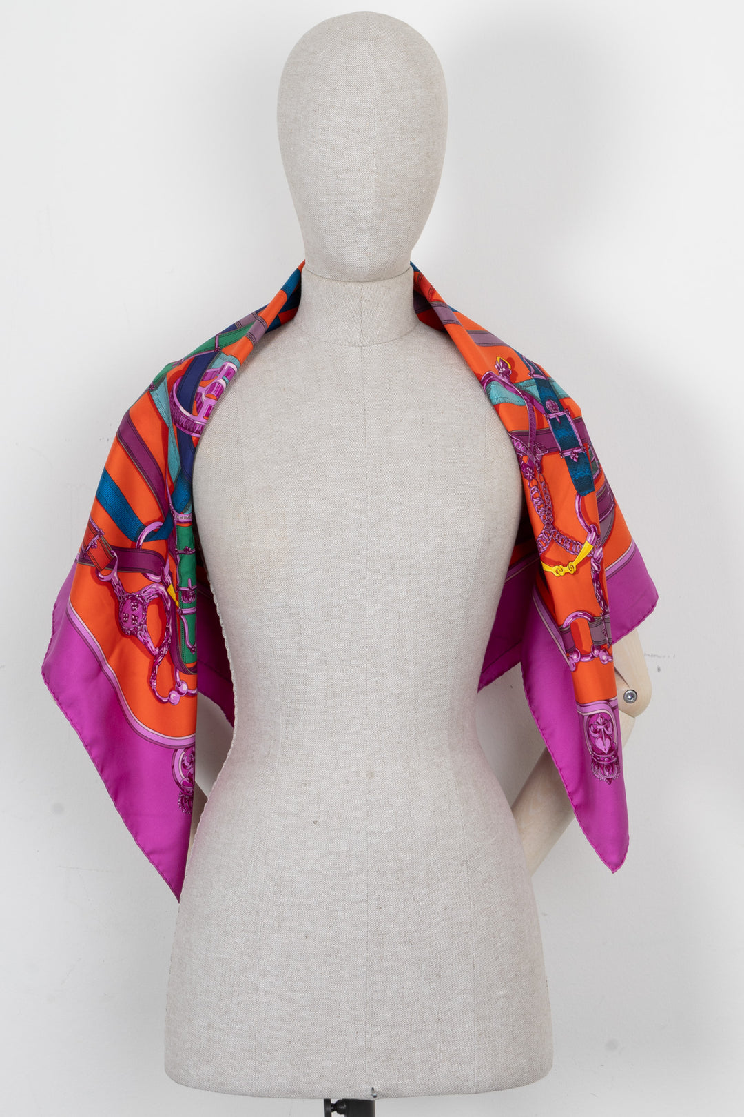HERMÈS Cavalcadour Carré 90 Soie Lilas Orange