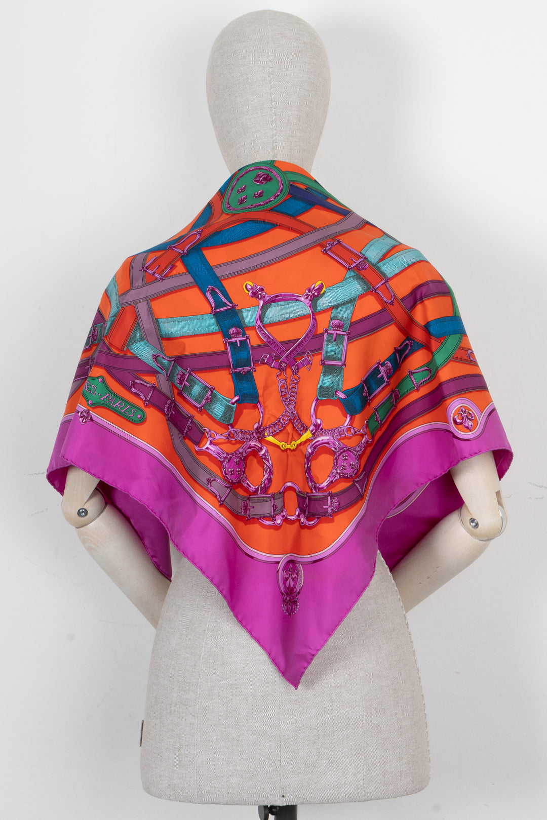 HERMÈS Cavalcadour Carré 90 Soie Lilas Orange