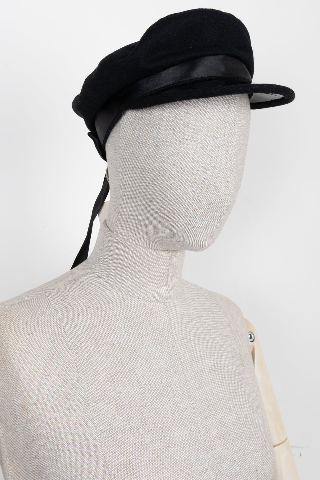 Béret CHANEL en satin noir avec nœud CC