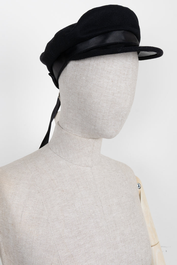 Béret CHANEL en satin noir avec nœud CC