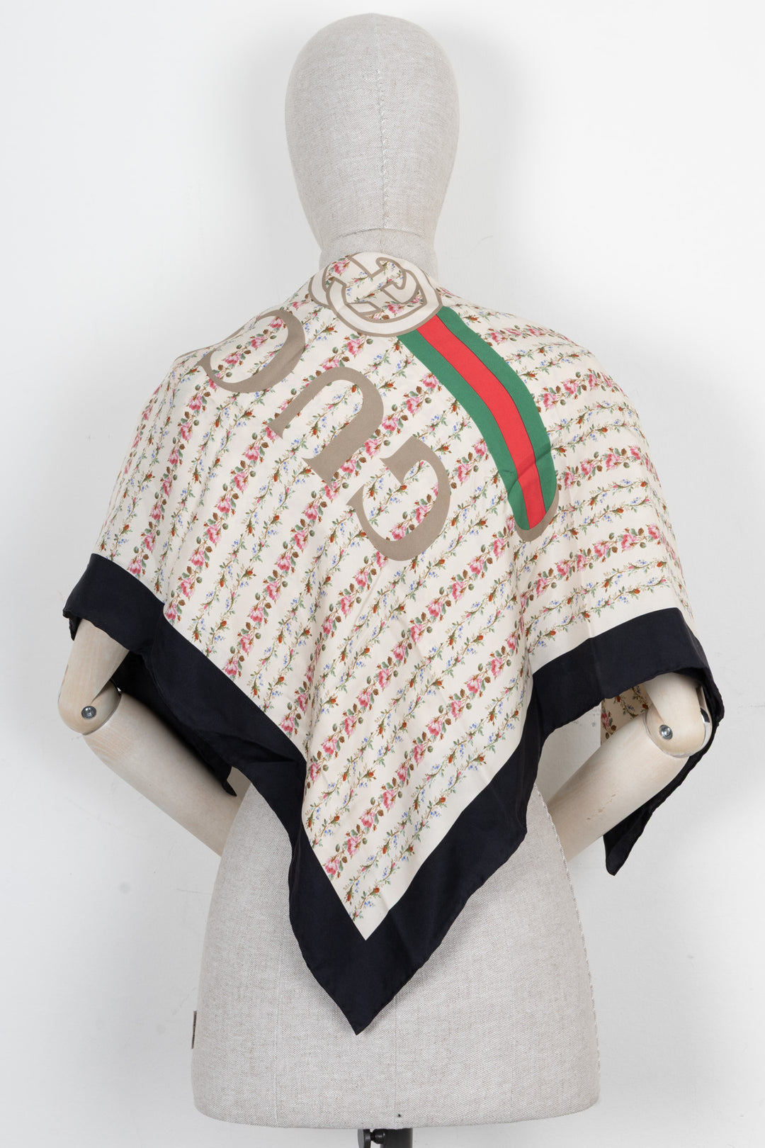GUCCI Logo Flower Print Carré 90 Multicolor