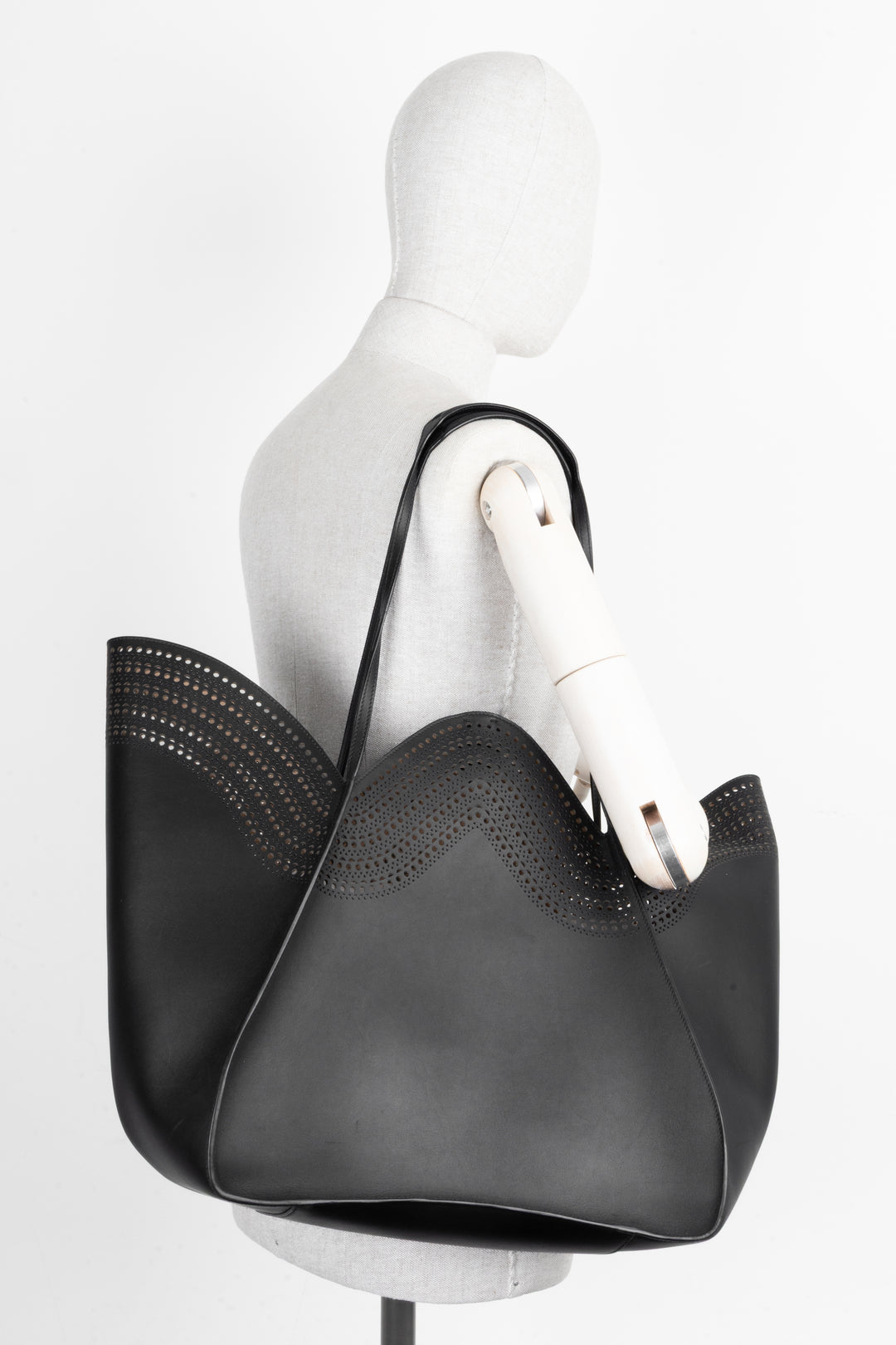 Sac cabas perforé ALAÏA Lili 22 en cuir noir