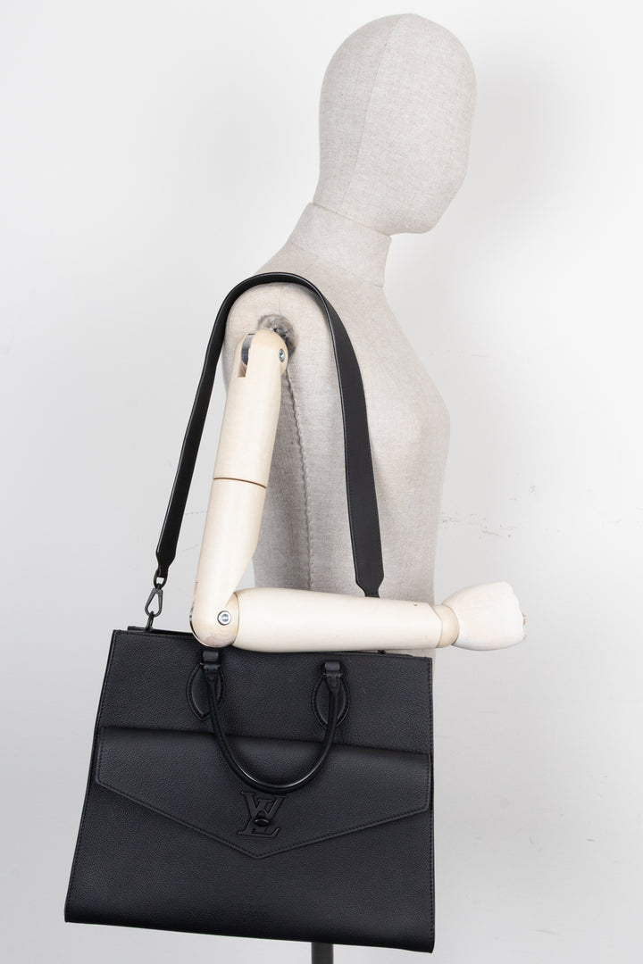 LOUIS VUITTON Lockme Tote Black