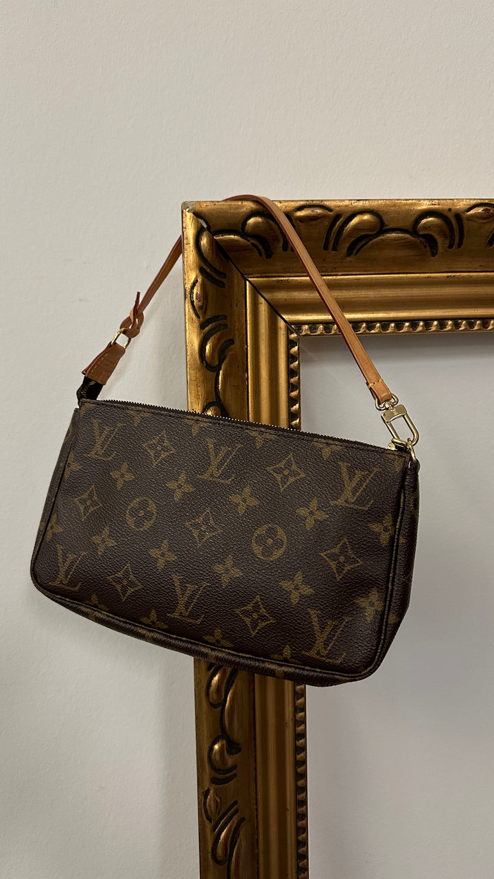 LOUIS VUITTON Pochette Accessoires MNG Canvas