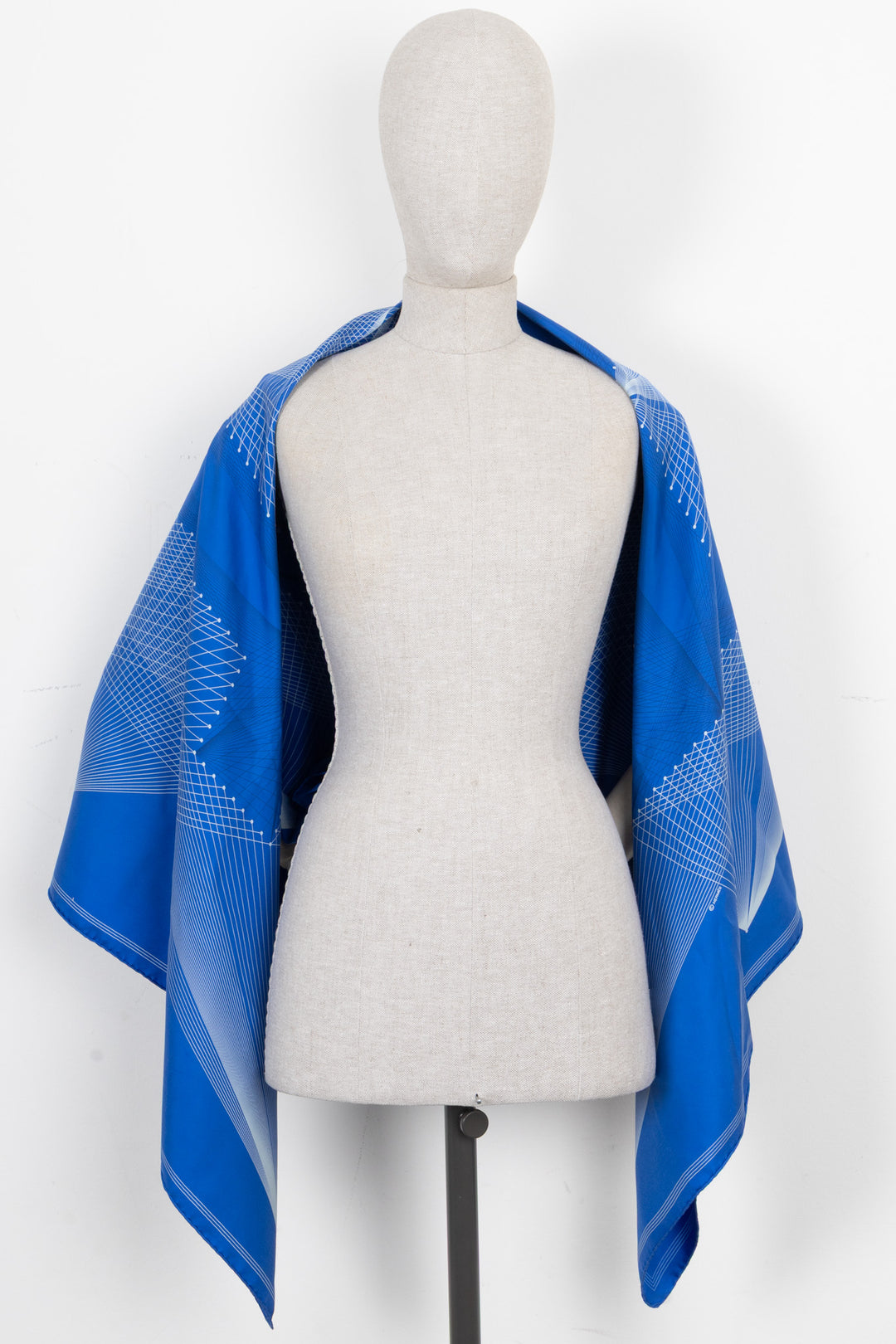 HERMÈS En Fil Carré 140 Silk Blue