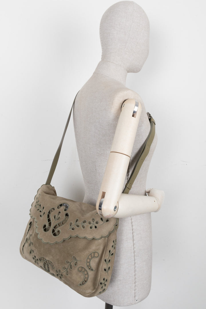 CHANEL Sac bandoulière découpé floral en daim vert