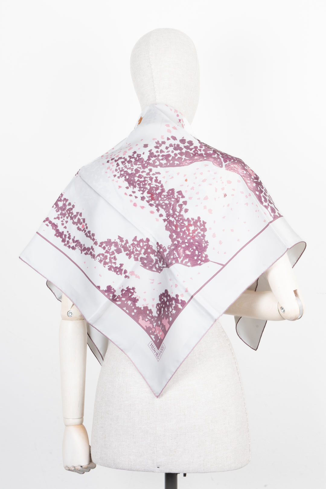 HERMÈS Trois Feuilles Carré Silk White