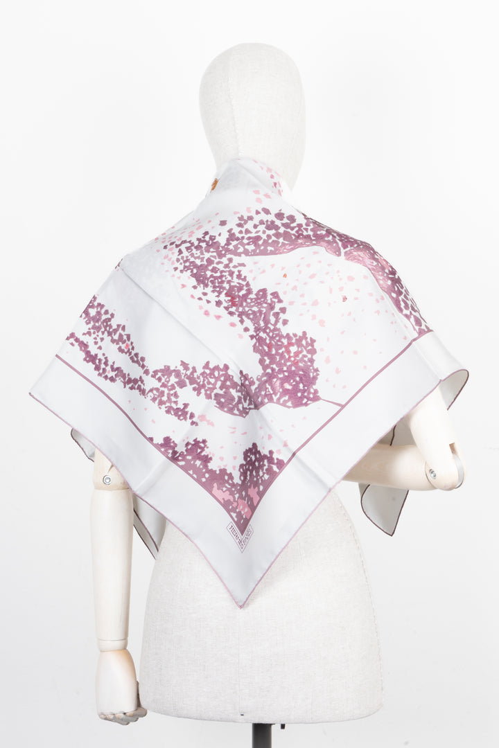 HERMÈS Trois Feuilles Carré Silk White