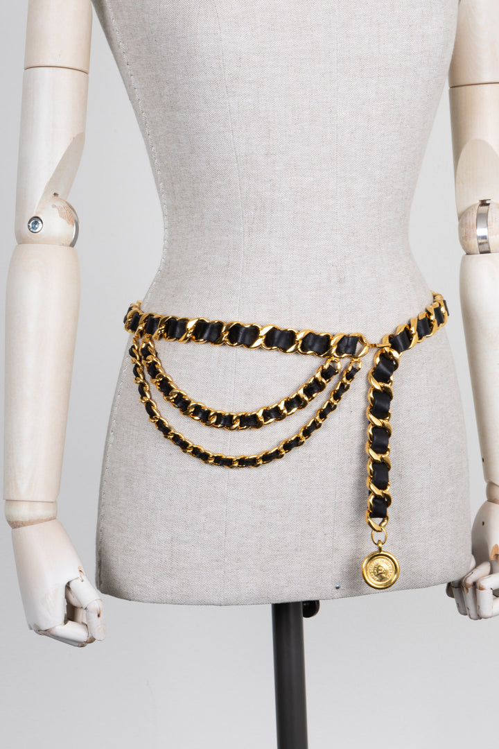 CHANEL Ceinture médaillon chaîne Noir