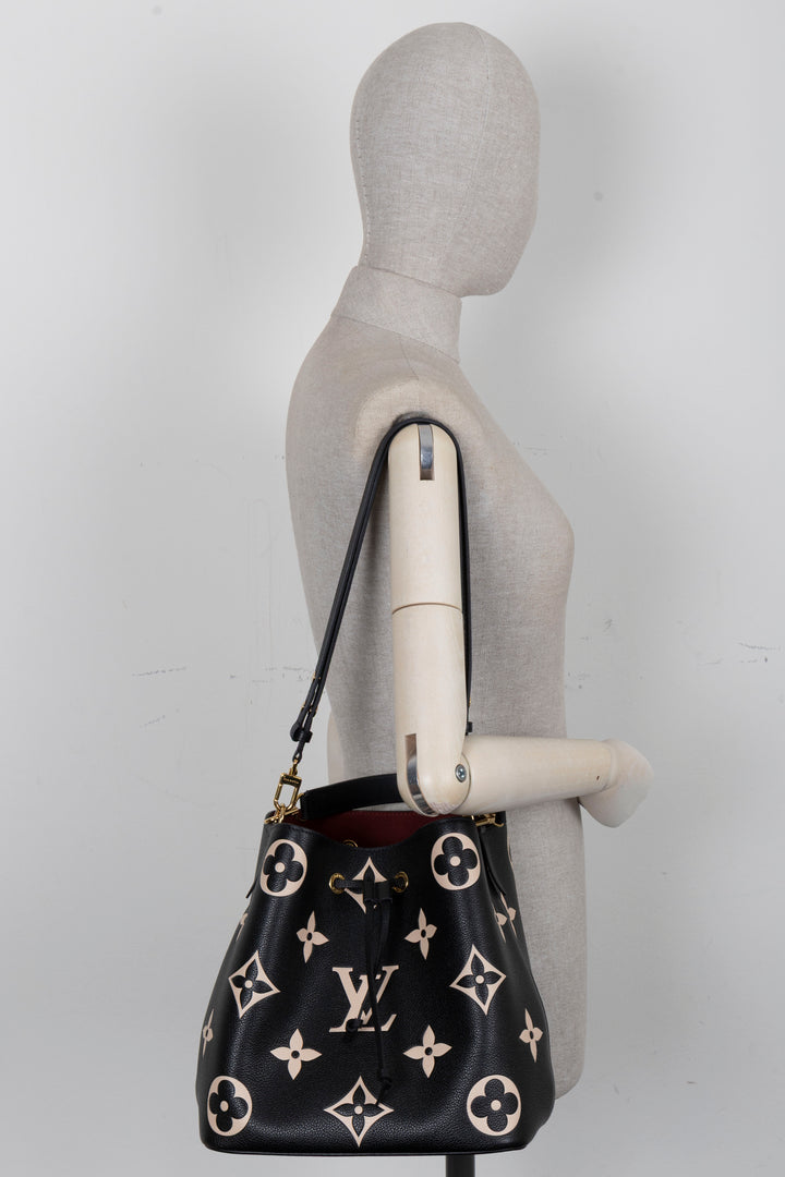LOUIS VUITTON Néo Noé MM Cuir Empreinte Noir Beige