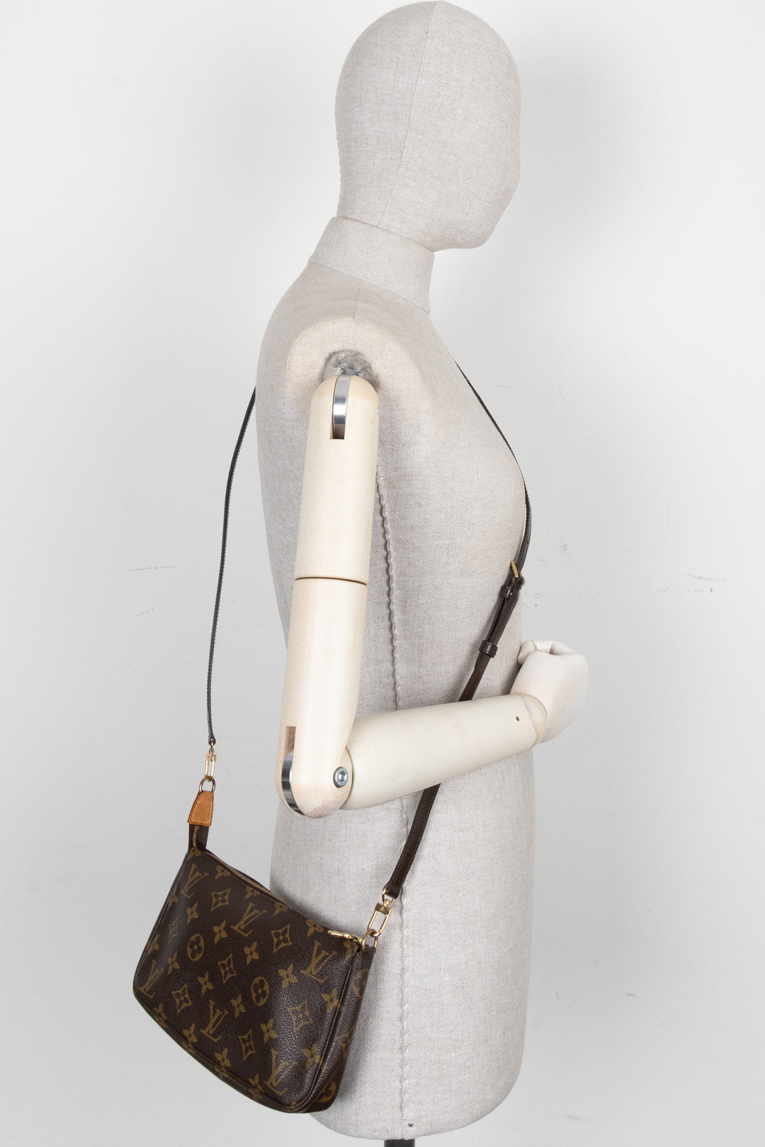 LOUIS VUITTON Pochette Accessoires MNG Toile