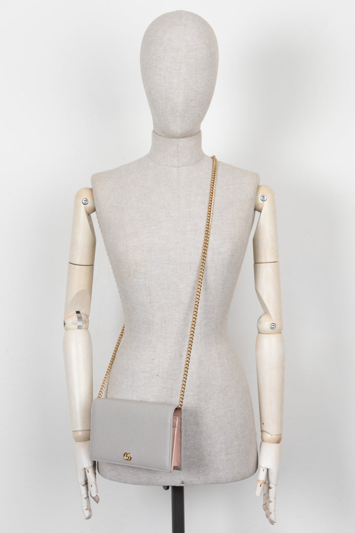 GUCCI Portefeuille chaîne Marmont gris rosé