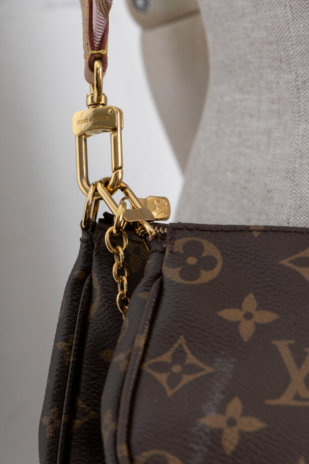 LOUIS VUITTON Multi Pochette Accessoires MNG