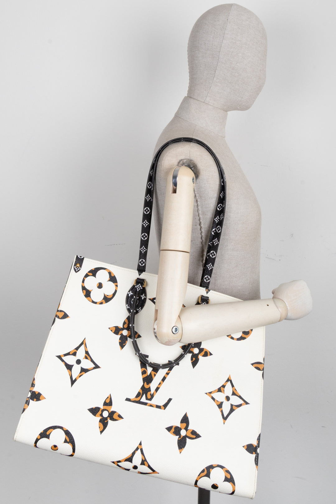 LOUIS VUITTON OnTheGo GM MNG Giant Jungle