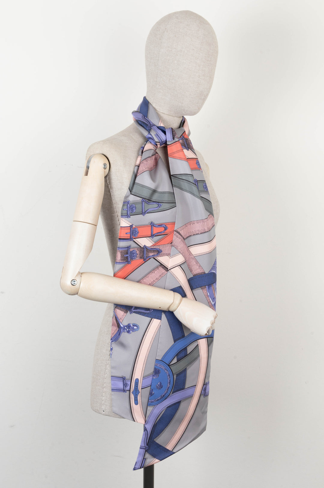 HERMÈS Cavalcadour Maxi Twilly Silk Blue Grey
