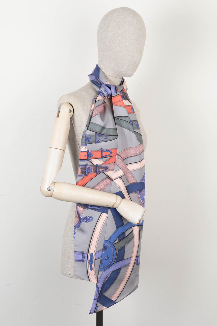 HERMÈS Cavalcadour Maxi Twilly Silk Blue Grey