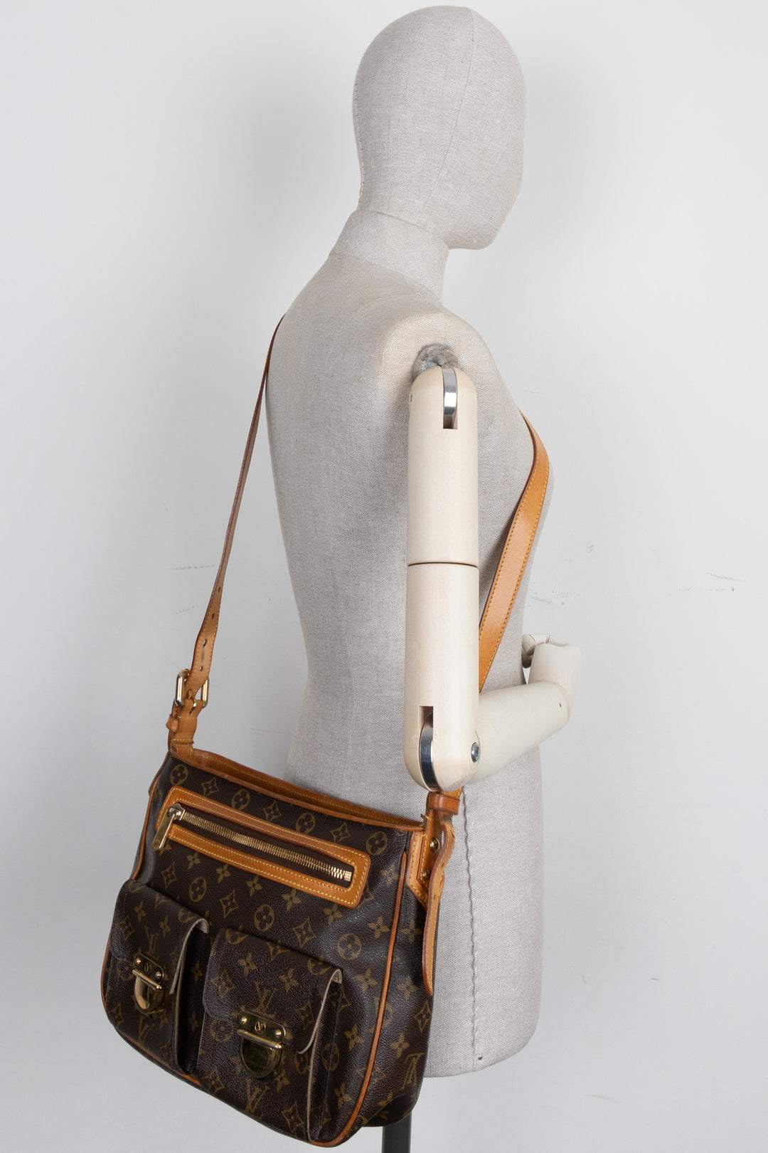 LOUIS VUITTON Hudson GM MNG Crossbody