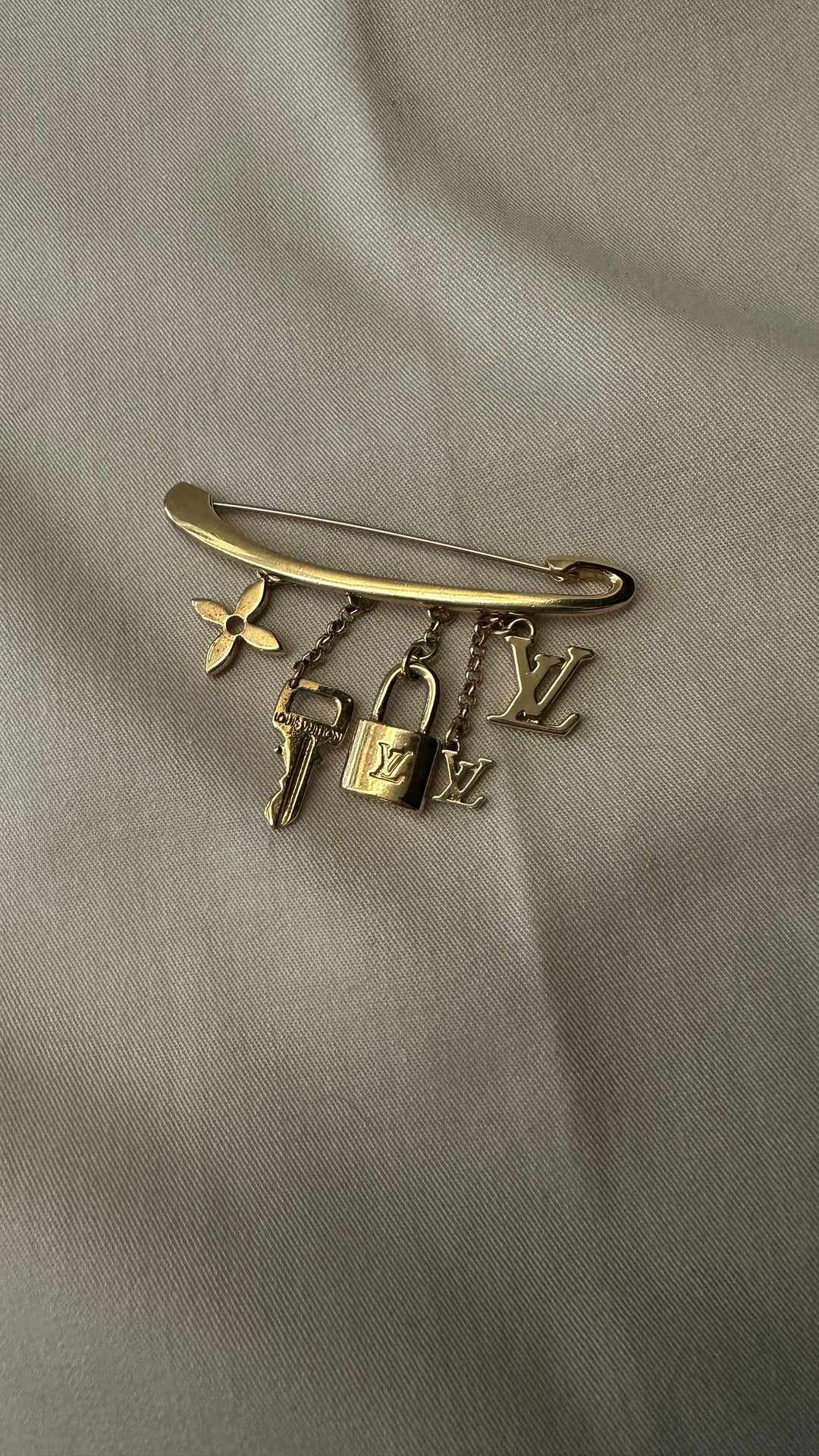 LOUIS VUITTON Pin Brooch Gold
