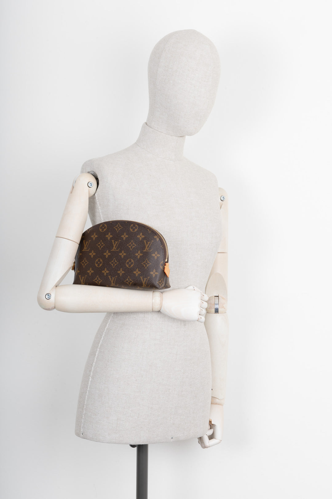 LOUIS VUITTON Cosmetic Bag MNG MM