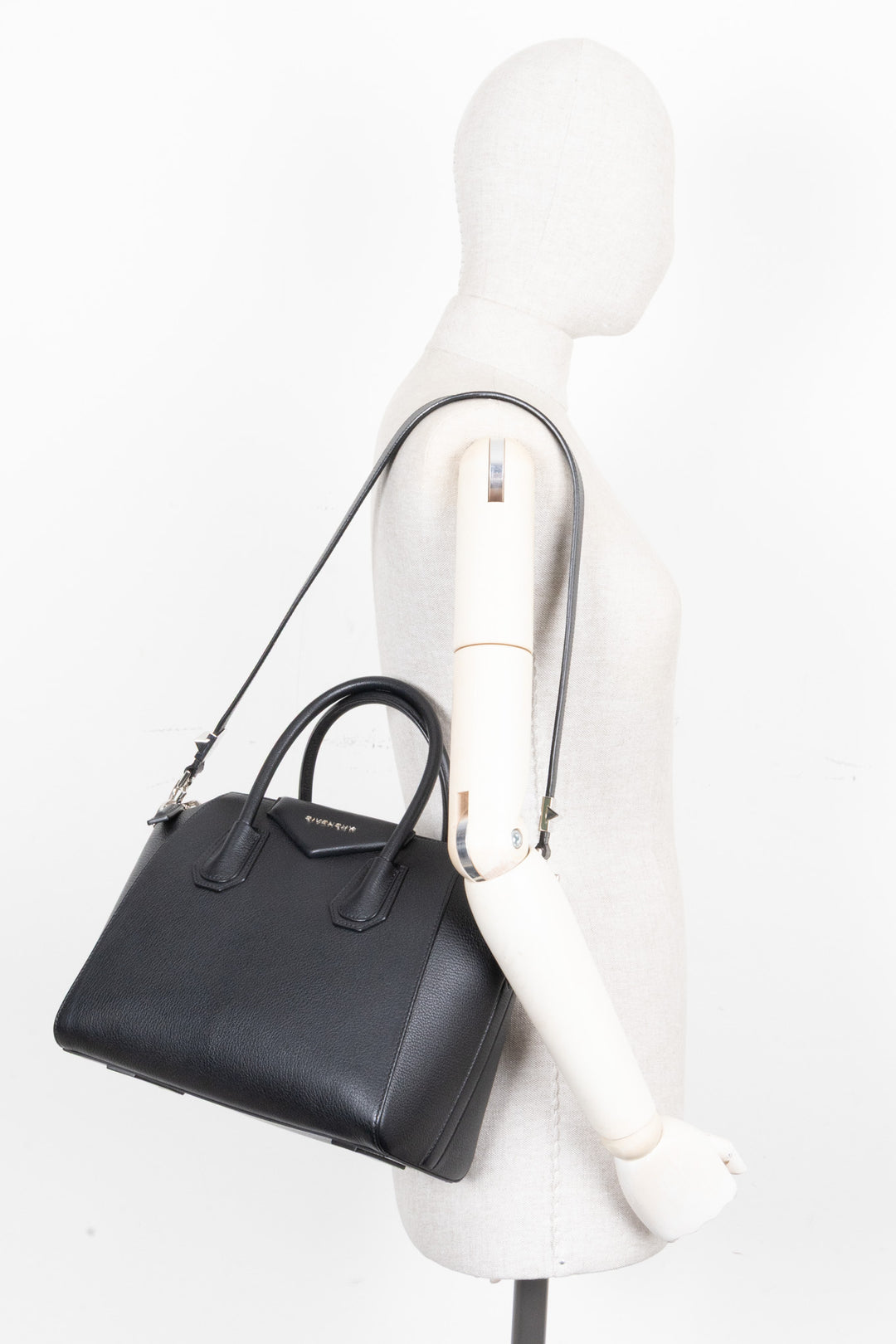 GIVENCHY Antigona Small en cuir grainé noir