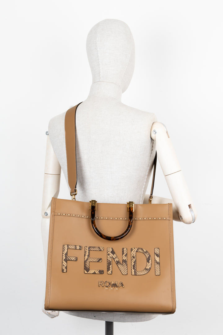 Sac cabas moyen FENDI Sunshine en python caramel