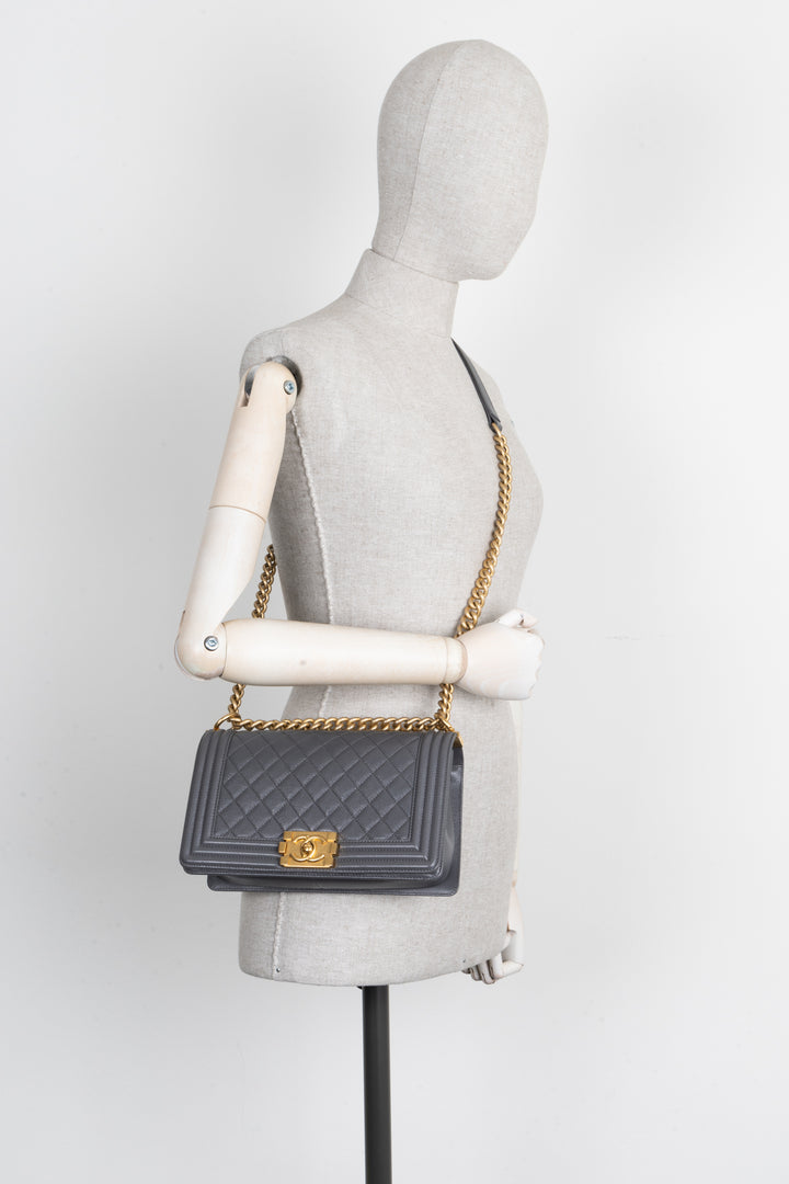 CHANEL Sac Boy Moyen Gris Caviar 