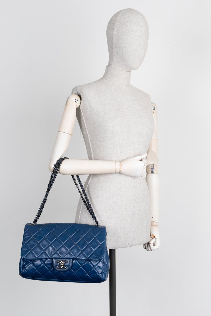 CHANEL Sac à rabat unique Bleu