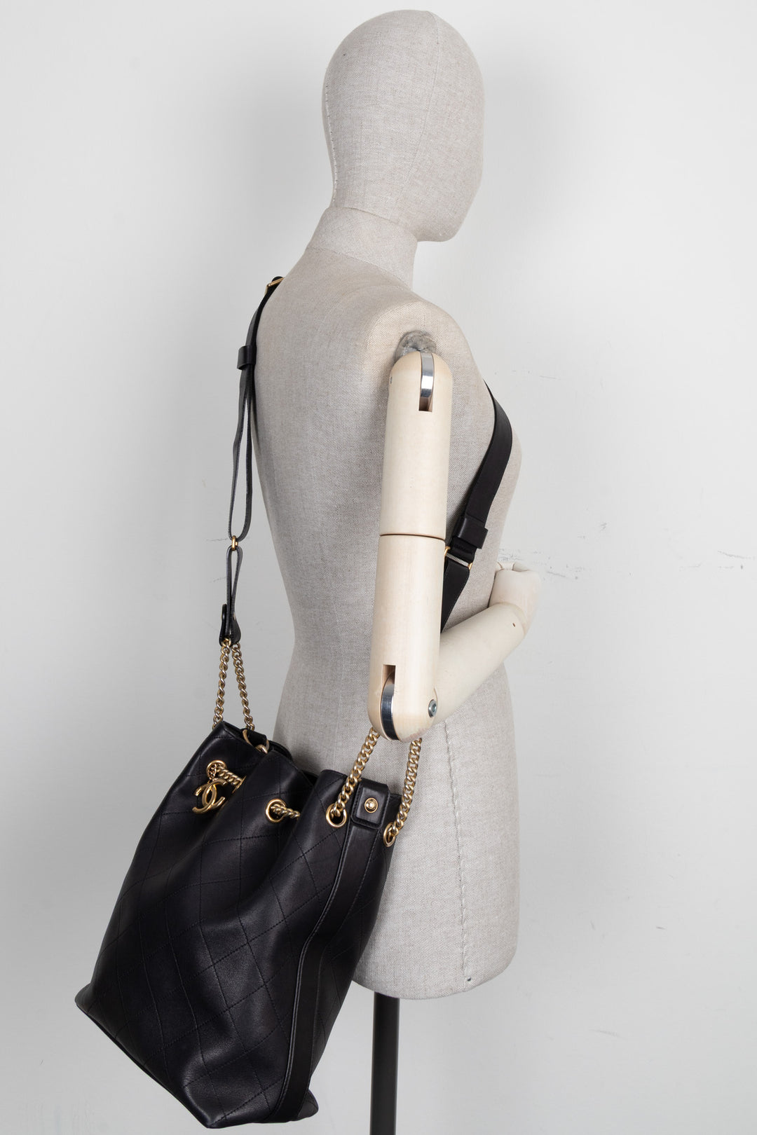 Sac hobo porté épaule CHANEL Paris-Rome en cuir noir