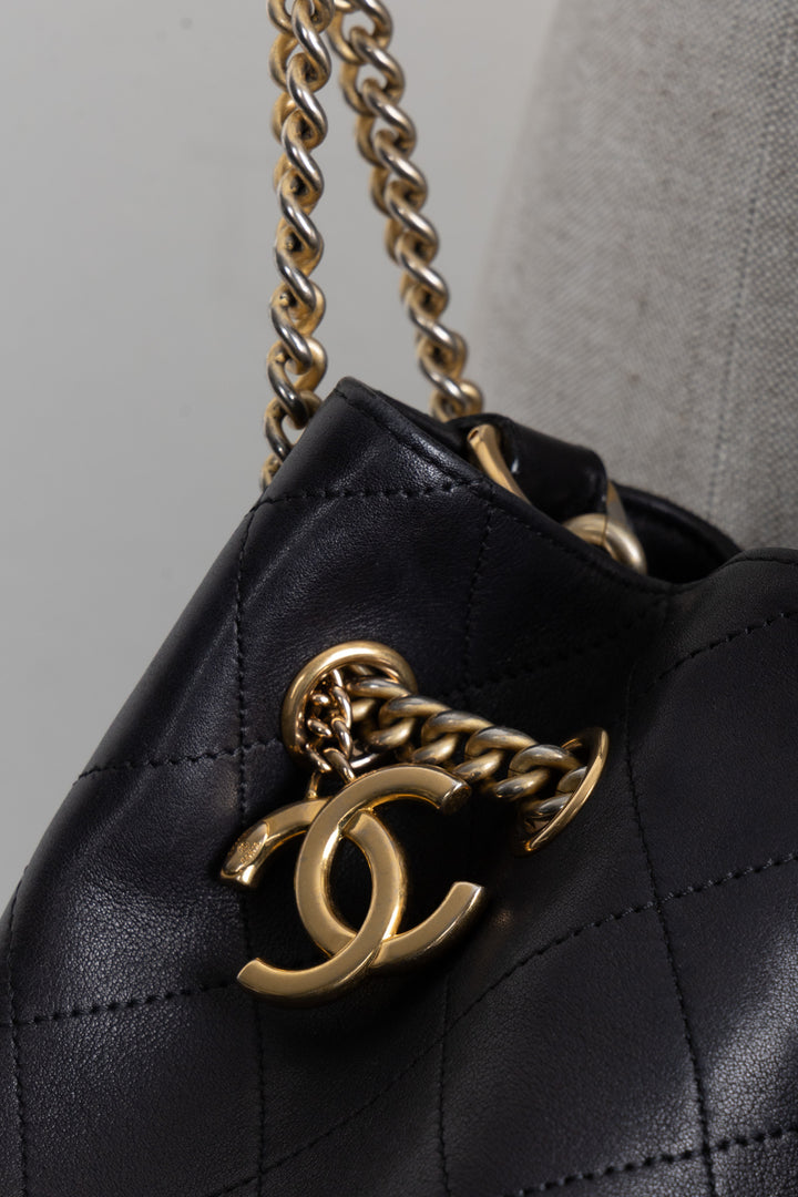 Sac hobo porté épaule CHANEL Paris-Rome en cuir noir