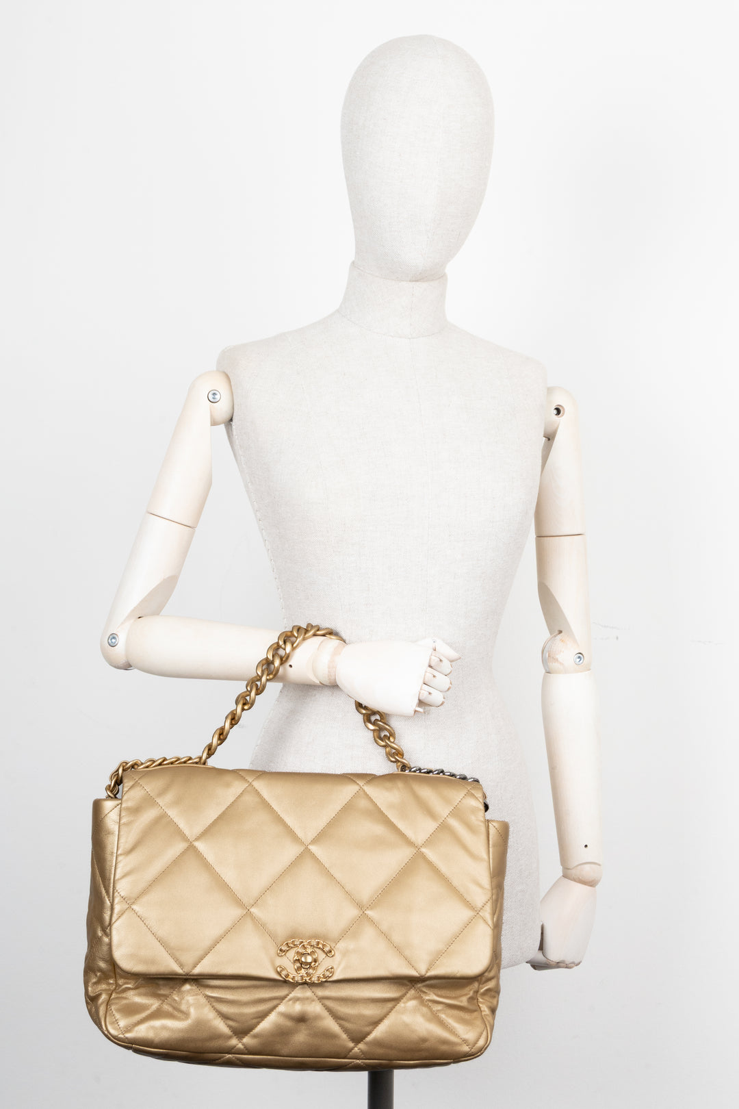 CHANEL 19 Bag Maxi Gold