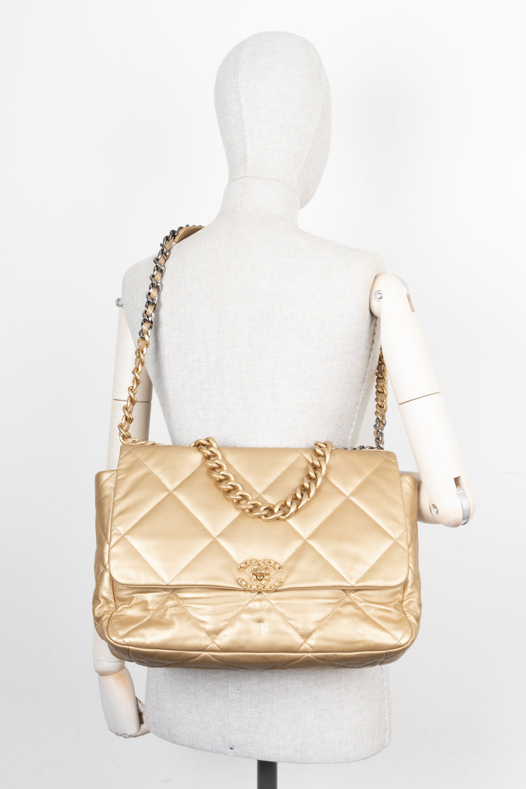 CHANEL 19 Bag Maxi Gold