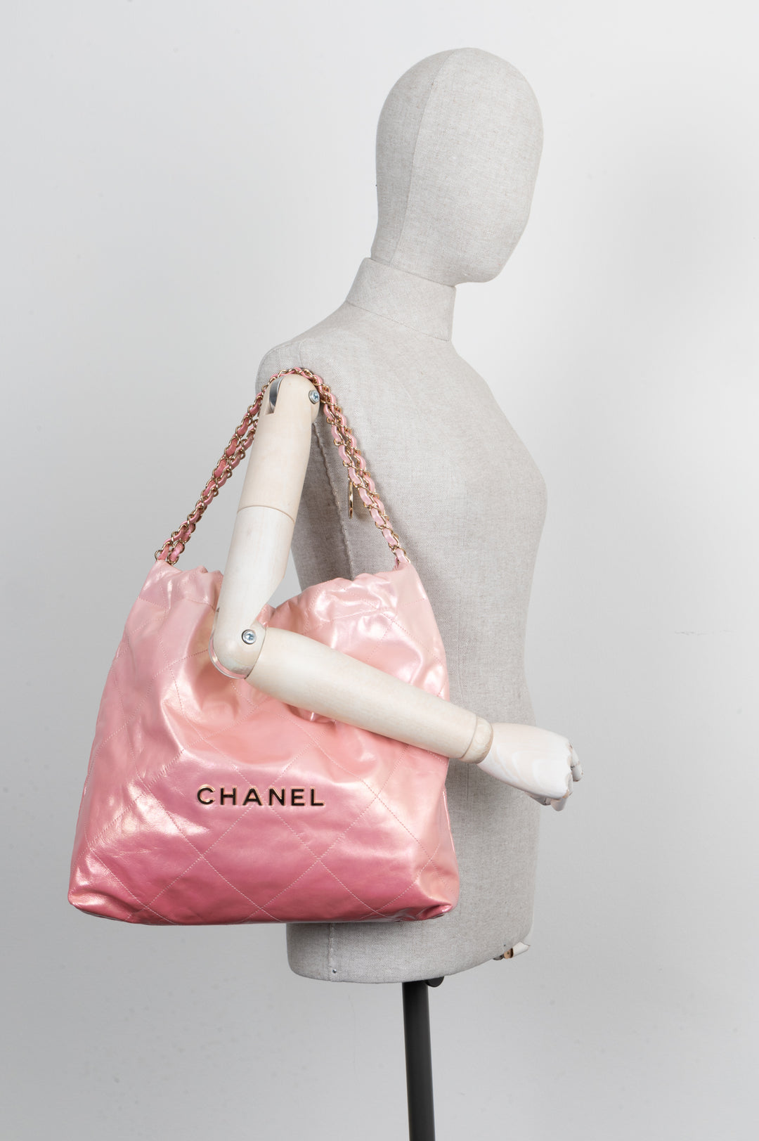 CHANEL 22 Smal Bag Metallic Pink