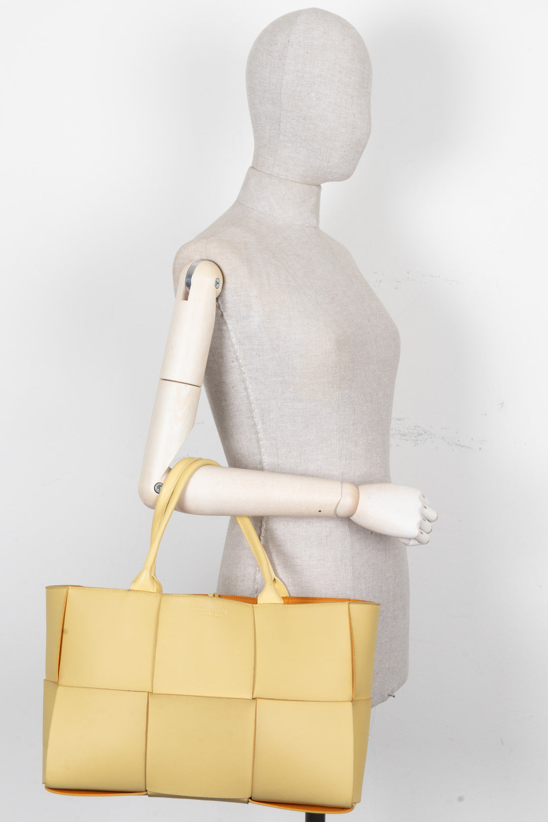 BOTTEGA VENETA Sac cabas Arco moyen jaune